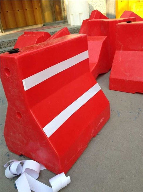 全新料塑料隔離墩價格與滾塑工藝優(yōu)勢——百墩實業(yè)專業(yè)批發(fā)解析